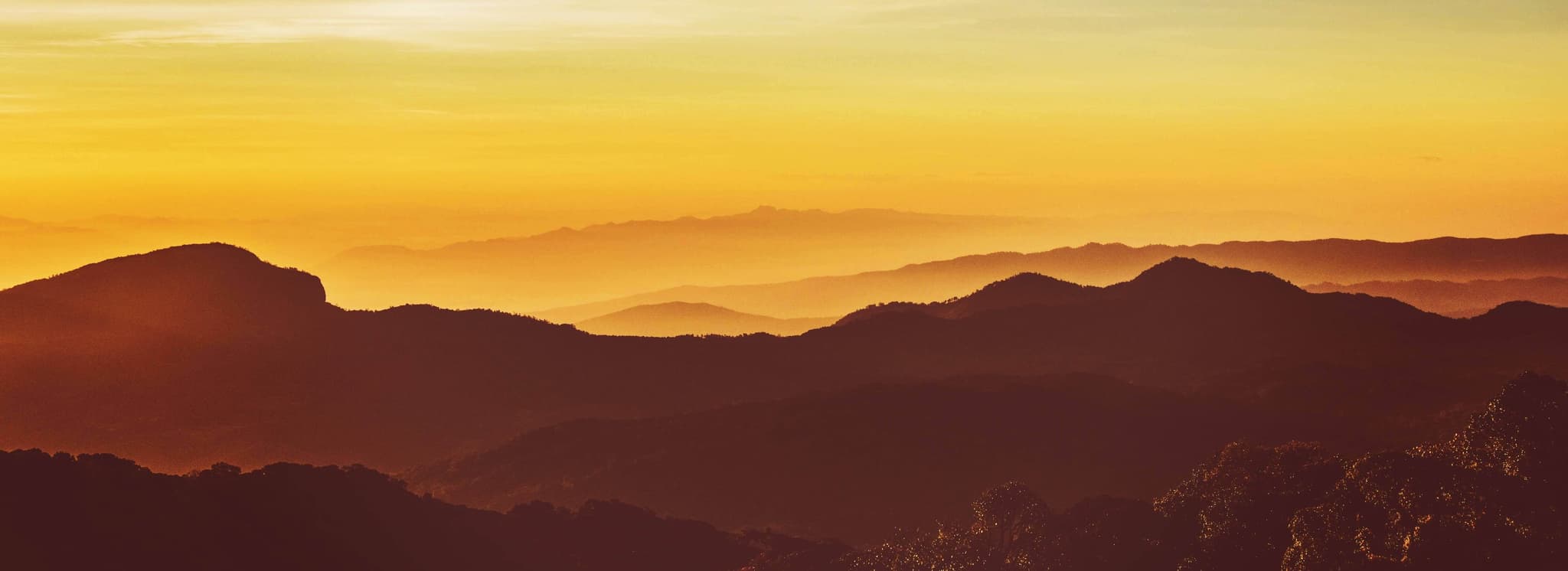 Fundo de montanhas ao por do sol